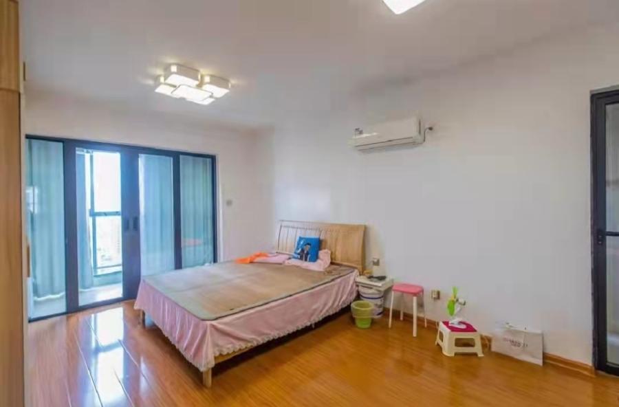 藍山郡法拍房三期G棟2704室（包括室內(nèi)可移動的家具家電，但不含冰箱）